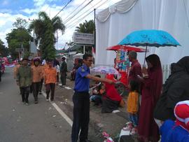 9. Staf Dinas Kebakaran selain mengikuti pawai juga membagikan selebaran tentang Dinas Kebakaran ...