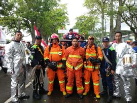 7. Penampilan Anggota Damkar yang memakai kelengkapan baju lapangan