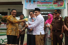 Foto Penyerahan Piala Adipura Tahun 2018 di Lapangan Wirabraja Kota Bukittinggi