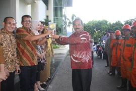 Foto Arak-Arakan Piala Adipura ke Kantor Balaikota Kota Bukittinggi