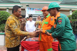 Foto Penyerahan Piala Adipura Tahun 2018 di Lapangan Wirabraja Kota Bukittinggi