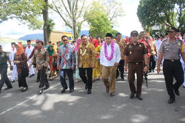 Foto Arak-Arakan Piala Adipura ke Lapangan Wirabraja Kota Bukittinggi