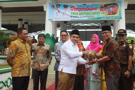 Foto Penyerahan Piala Adipura Tahun 2018 di Lapangan Wirabraja Kota Bukittinggi