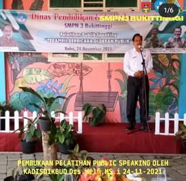 Pembukaan Pelatihan publik speaking di SMPN 3 Bukittinggi