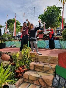 foto bapak dan ibuk sedang bernyanyi dalam acara lomba dalam rangka memperingati hari guru