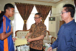 14-5-2016 sabtu lembur penyerahan piagam siswa berprestasi di rumah  1