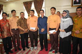 14-5-2016 sabtu lembur penyerahan piagam siswa berprestasi di rumah 1