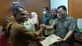 Foto bapak berjabat tangan perpisahan dalam kegiatan Pelapasan ASN Disdikbud Kota Bukittinggi yang sudah dan akan memasuki masa purna tugas.