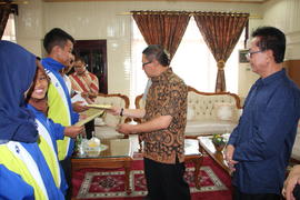 14-5-2016 sabtu lembur penyerahan piagam siswa berprestasi di rumah  1