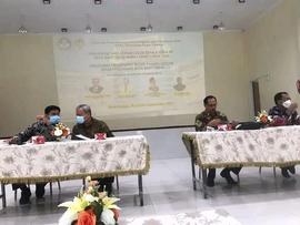 foto bapak panitia dalam acara training sedang berdiskusi