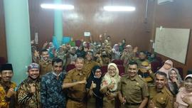 Foto semua pegawai disdikbud dalam kegiatan Pelapasan ASN Disdikbud Kota Bukittinggi yang sudah d...
