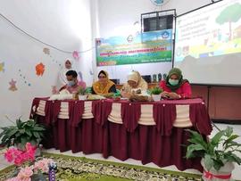 foto bpak dan ibuk sedang berdoa bersama dalam kegiatan tersebut