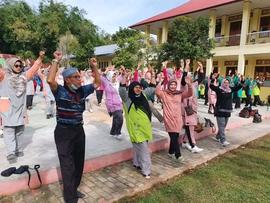 foto peserta lomba dalam rangka memperingati hari guru yang sedang melakukan senam bersama