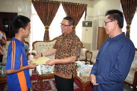 14-5-2016 sabtu lembur penyerahan piagam siswa berprestasi di rumah  1