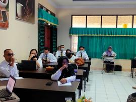 foto peserta sedang fokus mendengarkan pengarahan dalam acara diklat calon kepala sekolah