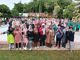 foto bersama seluruh pengisi acara lomba dalam rangka memperingati hari guru