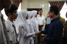 14-5-2016 sabtu lembur penyerahan piagam siswa berprestasi di rumah 1