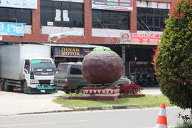 Foto Tugu Manggis Yang merupakan Icon Daerah Manggis Yang terletak Di Jalan Soekarno Hatta Manggi...