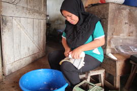 Salah Satu Cara Pembuatan Kerupuk Sanjai secara Tradisional di Sanjai Kelurahan Manggis Ganting