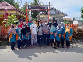 Foto Bersama Lurah dengan Anggota  Kelompok Tani Wanita (KWT) SANJAYA Kelurahan Manggis Ganting Kecamatan Mandiangin Koto Selayan Kota Bukittinggi.