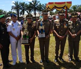 Kasat Pol.PP Kota Bukittinggi ,Drs. Syafnir,M.M menerima penghargaan dari Gubernur Sumbar sebagai...