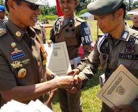 Gubernur Sumbar menyerahkan penghargaan kepada Pendrizal sbg ASN terbaik dilingkungan Satpol PP K...