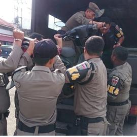 Penertiban terhadap kendaraan roda dua yg parkir sembarangan di kawasan terminal Aur Kuning