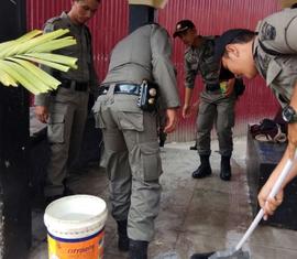 Personil Satpol PP melakukan kegiatan bersih-brsih di Posko piket jam gadang Pasar Atas