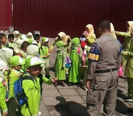 Memberikan Pemahaman kepada anak -anak TK