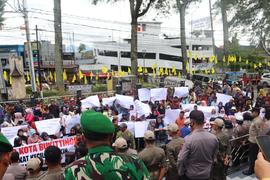 kegiatan demo jalan minangkabau tentang keberatan terhadap proses tender awning