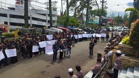 kegiatan demo jalan minangkabau tentang keberatan terhadap proses tender awning